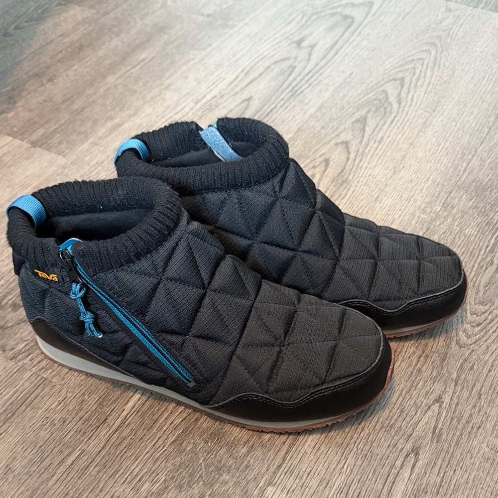 Black teva slip on boots